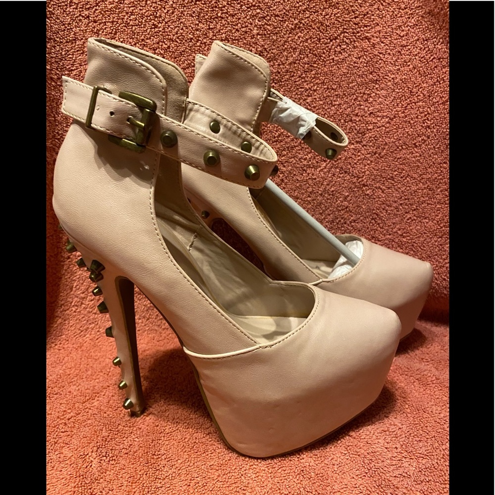7 “Stud High Heeled shoes